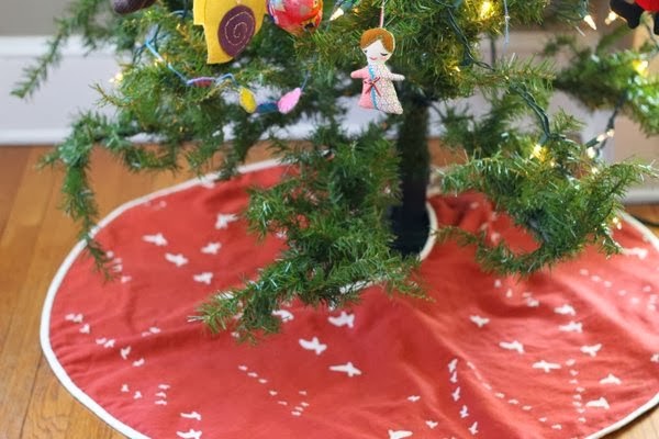 Tutorial: Easy Tree Skirt {by Beth of Plum and June}